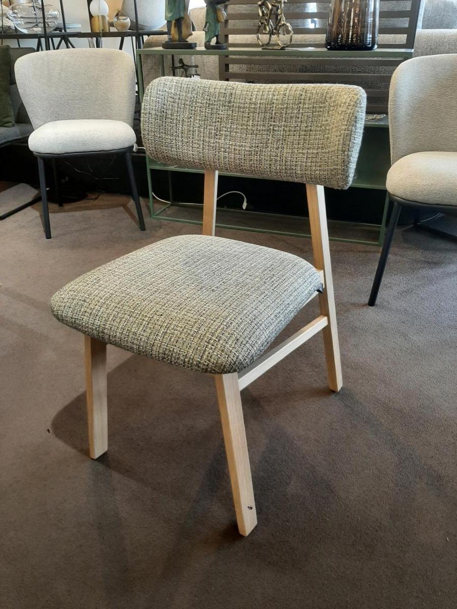 Chaise en tissu et bois naturel